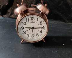 Peakeep Copper Clock, loud twin bell alarm clock is for the heavy sleeper. Looks like an old-timer, it is battery operated.