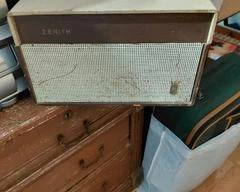 Antique Zenith Record Player, plays 16, 48, and 72 records. Works great.