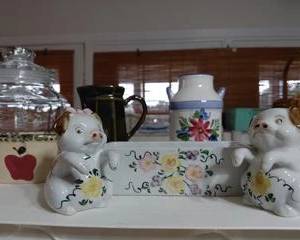 Salt and Pepper Piggy's in a Tub, very cute.