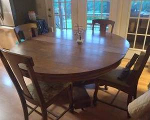 Antique Round Oak Dining table with 3-leafs 6-chairs built in 1953, good condition. 5-chairs are matching 1-extra with a little different style.
