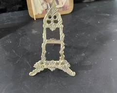 Small vintage brass easel about 3" in height. Nice for small pictures.