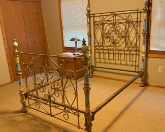 BEAUTIFUL ANTIQUE VICTORIAN ORNATE BRASS AND PORCELAIN BED