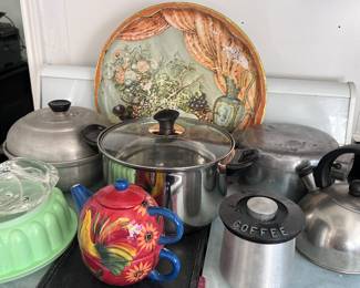 Lots of kitchen items ! Vintage Tupperware galore !