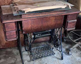 Singer table