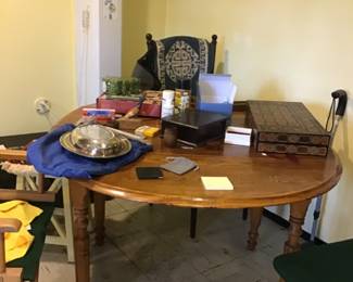 Oak round table