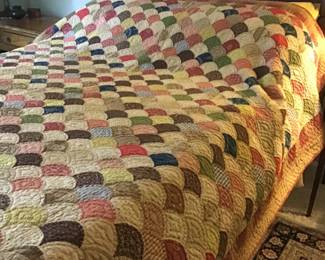 Full size scallop quilt, excellent condition