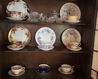 Lots of very pretty tea cups!