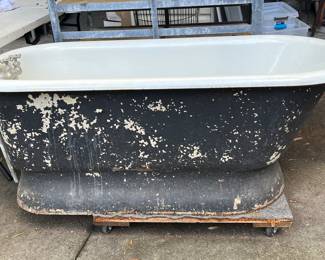Cast iron tub with base