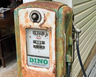 Vintage Sinclair Dino gas pump