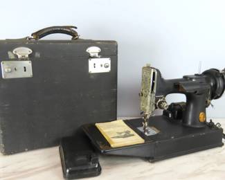 Antique Singer Featherlight Sewing Machine Model 3-110 in Case
