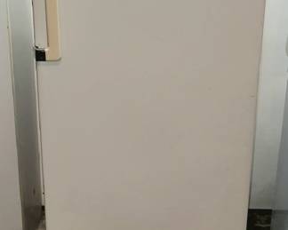 SMALL REFRIGERATOR  "SANYO", GETS COLD!!! SEE NEXT PIC 