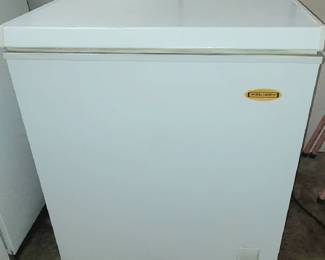 CHEST FREEZER, GETS COLD!!!! SEE NEXT PIC