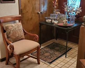 Kincaid dining room chairs (2 arm chairs, 4 side chairs), decorative items, rugs.