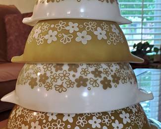 Vintage Pyrex mixing bowls.