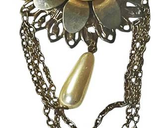 Beautiful Vintage Brooch w Chains