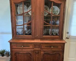 Beautiful ornate hutch/china cabinet