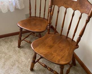 Dining room table, leaf & 6 matching early-American style chairs