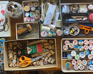 Many vintage sewing notions