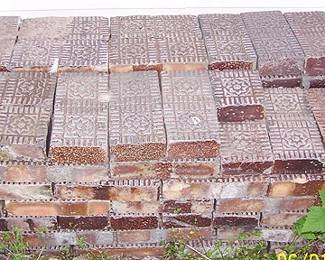 Decorative paving bricks (approx. 50)