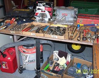 Rigid shop vac, assorted hand tools
