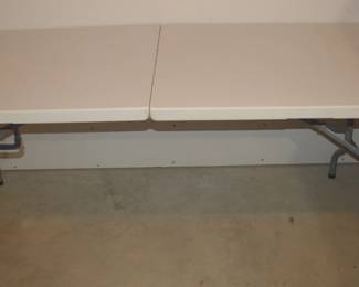Folding table