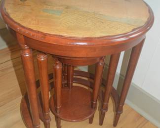 Round nesting table