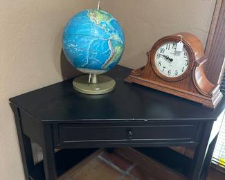 Corner desk, click, globe