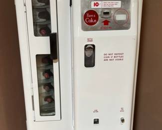 White Coca Cola ten cent vintage machine (works)