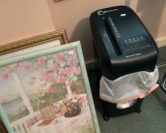 Member's Mark Paper Shredder/Wall Art