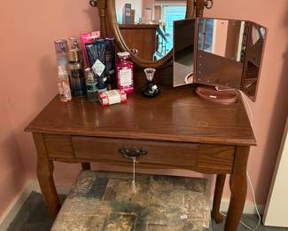 Queen Anne Style Dressing Table w/Mirror Upholstered Bench/Light Up Makeup Mirror