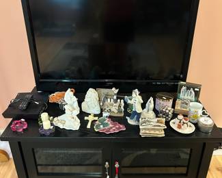 Vizio 42"TV/Black TV Table