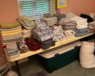 Linens (Sheets/Towels/Blankets/Throws) Storage Bin