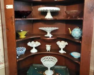 Corner hutch