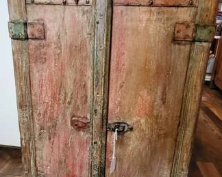 Primitive small cabinet