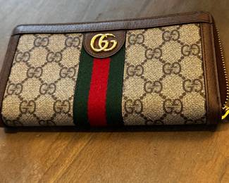 Gucci wallet- like new