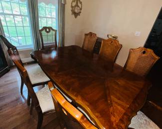 Thomasville complete dining room set ~ 8 chairs ~2 leaves & leather topped pad set