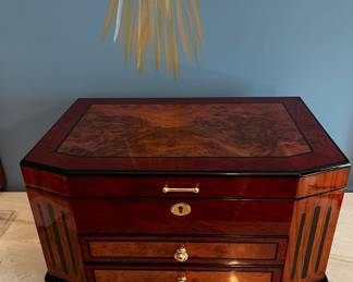 Large inlaid keepsake/ jewelry box