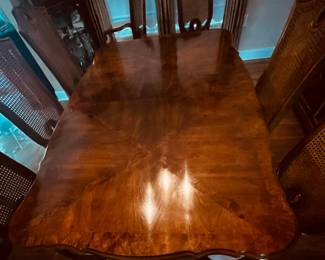 Thomasville Dining room table top unopened Comes with 2 leaves and leather covered padding