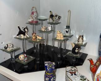 Tee tiny kitties and a neat display stand
