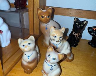 Is it just me or do these Fenton kitties remind you of cafe au lait?