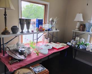 ALL TYPES OF DECOR IN SECOND BEDROOM