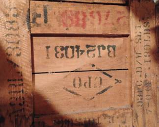 VINTAGE SHIPPING CRATE WITH LID
