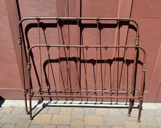 142 AntiqueMetalBedFrame52W47HwSideRailsIncluded