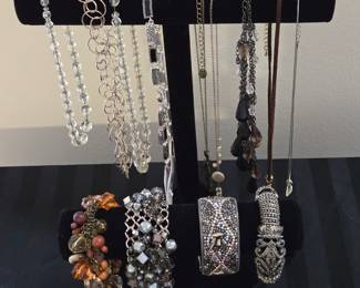 Necklaces/bracelets