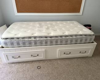 2 twin beds with frame & storage drawers undnerneath