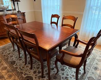 Hickory Chair dining table; 6 chairs, 2 arm chairs & 2 leaves
