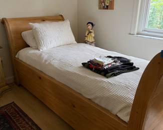 Sleigh trundle bed