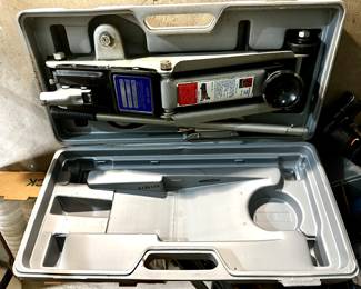 Hydraulic floor jack