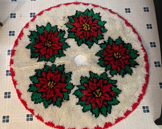 Latch hook tree skirt vtg