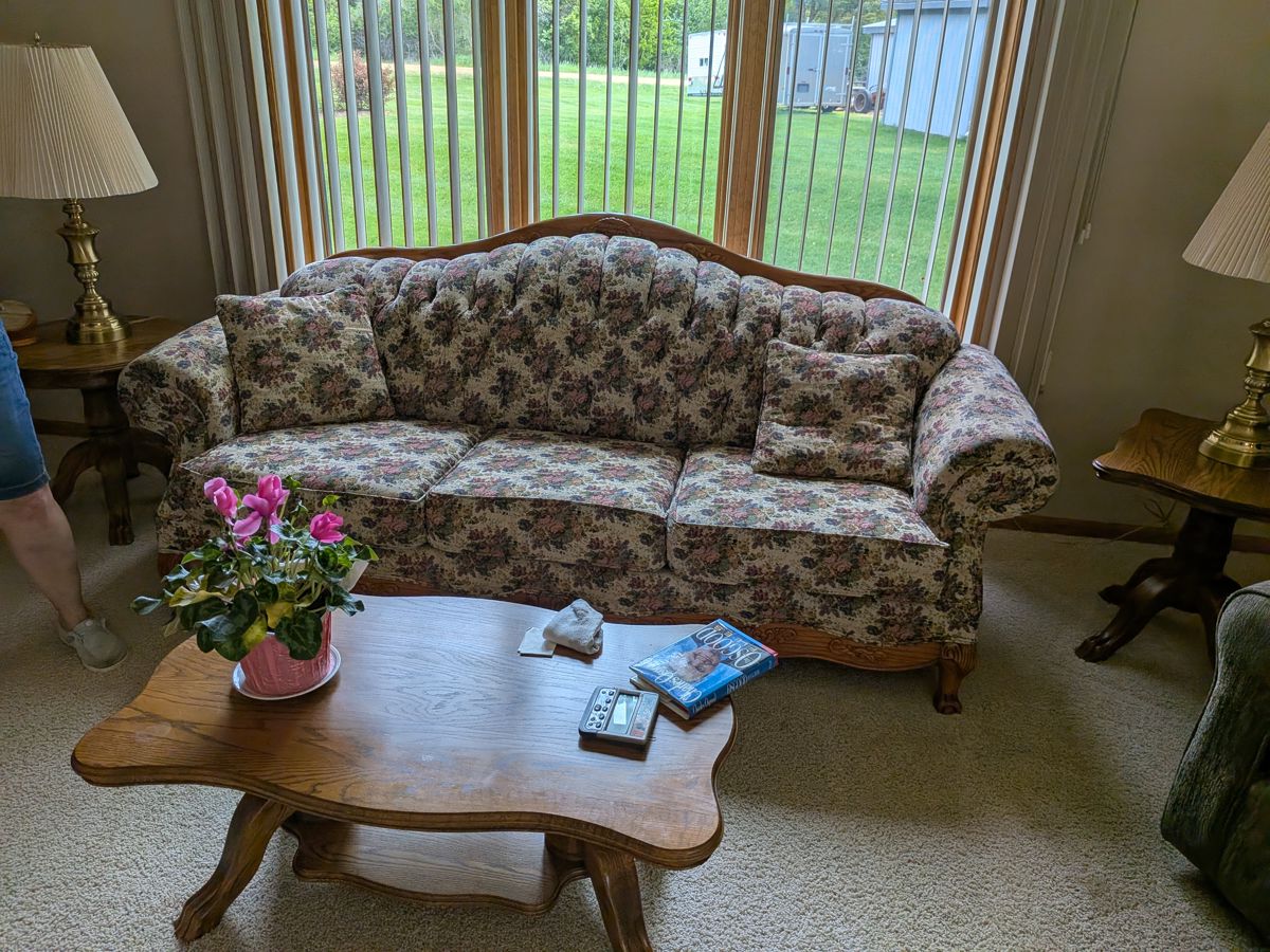 Comfortable Floral Sofa with Classic Charm
Add a touch of timeless comfort to your living space with this inviting sofa. Featuring a charming floral pattern and traditional silhouette, this piece is perfect for creating a cozy atmosphere. Its plush cushioning and supportive design make it ideal for relaxing, reading, or entertaining. A wonderful opportunity to bring a soft, classic aesthetic into your home at an attractive price.